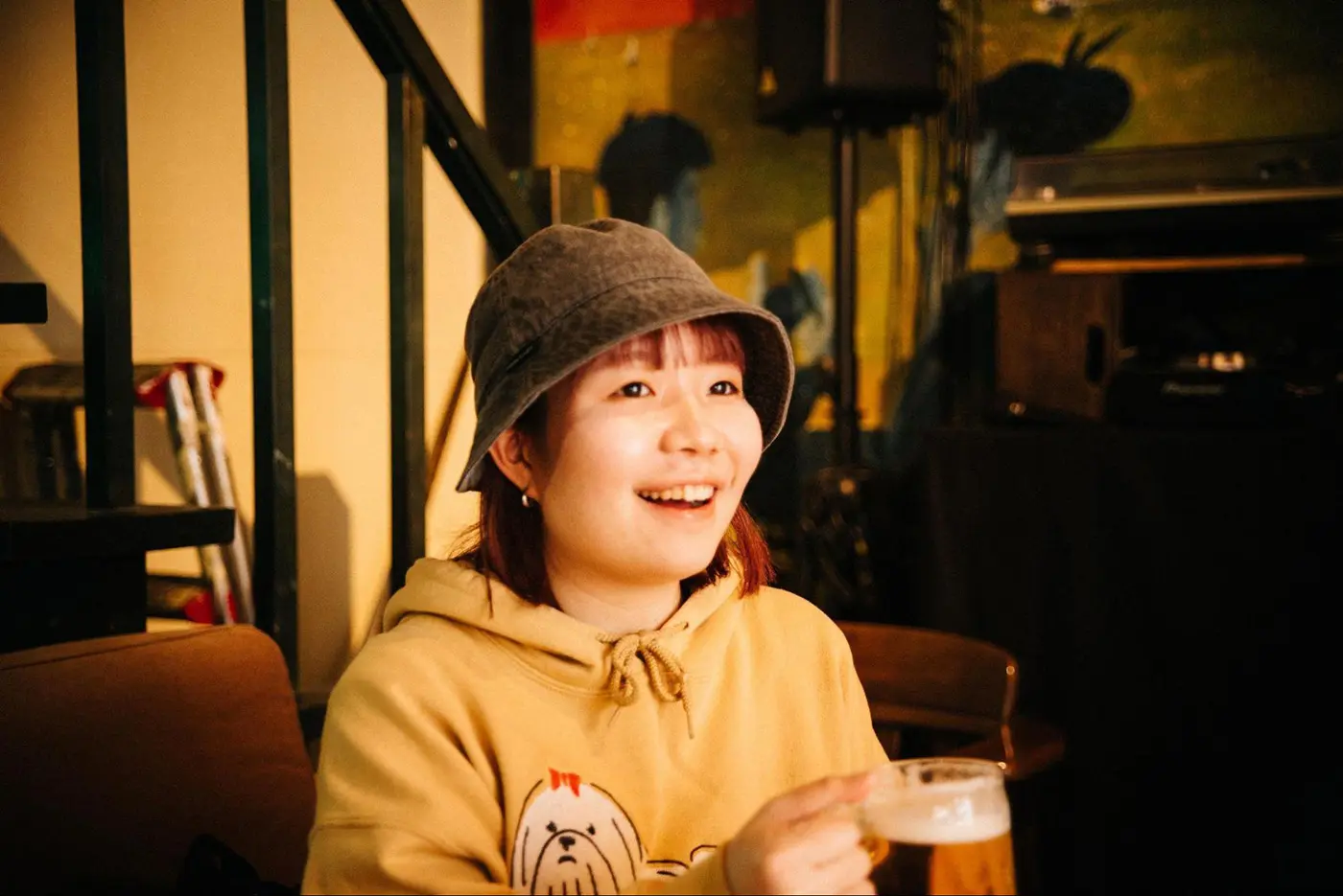 カレーを頼んで、待っている間にビールで乾杯。琴理さんの、この幸せそうな顔！