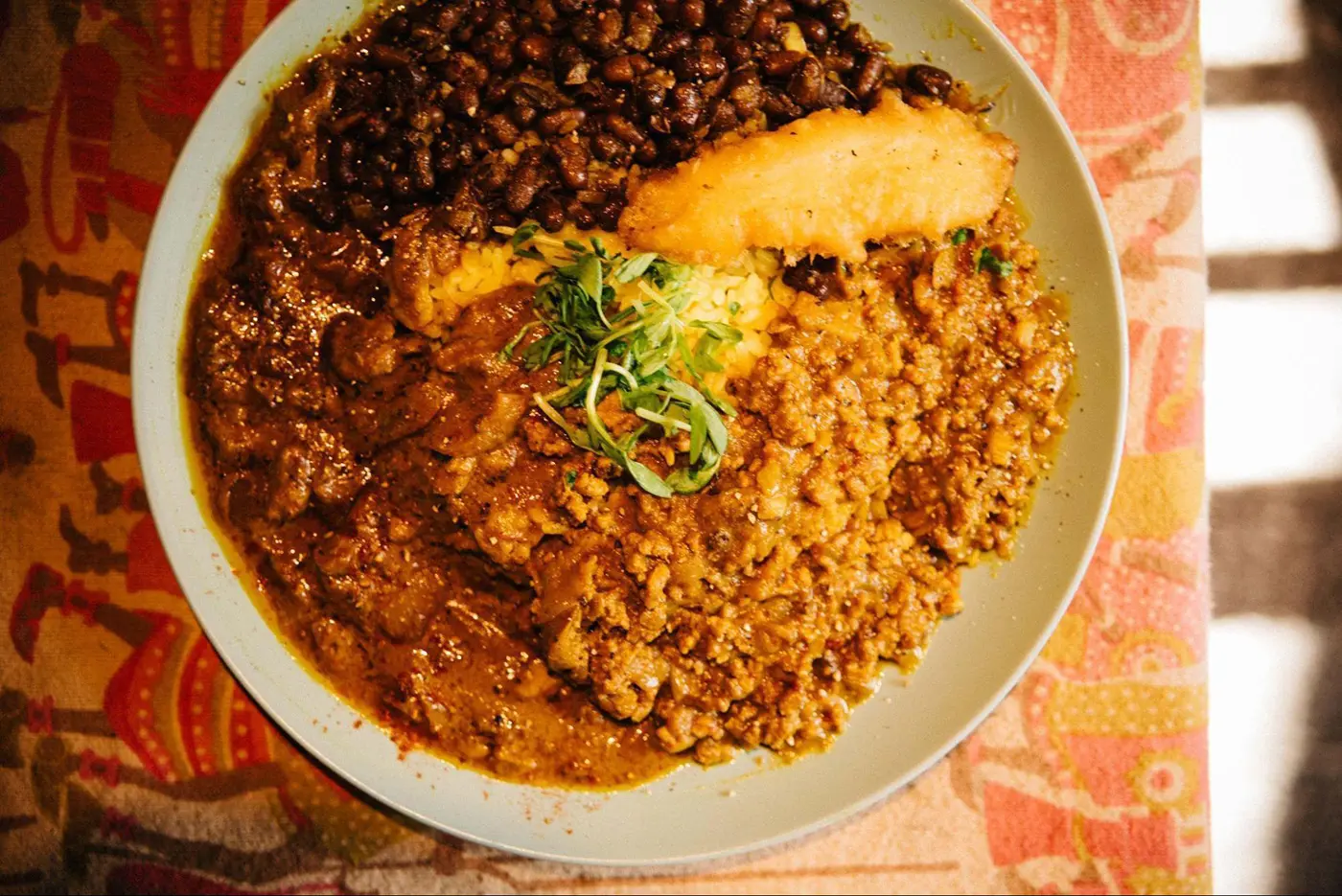 カレーは週替わり。今週は「エビココナッツカレー」と「あさりの酒蒸し”キーマ”カレー」の2種。写真はあいがけ 1,000円（税込）