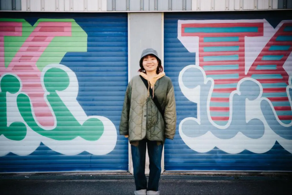 駅の近くで見つけた、イギリス在住のストリートアーティストBen Eineの作品と＜作者：Ben Eine＞