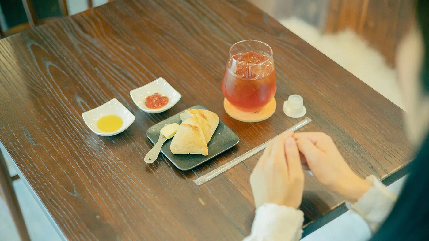 オリーブオイルとジャム付きの小さなフランスパン