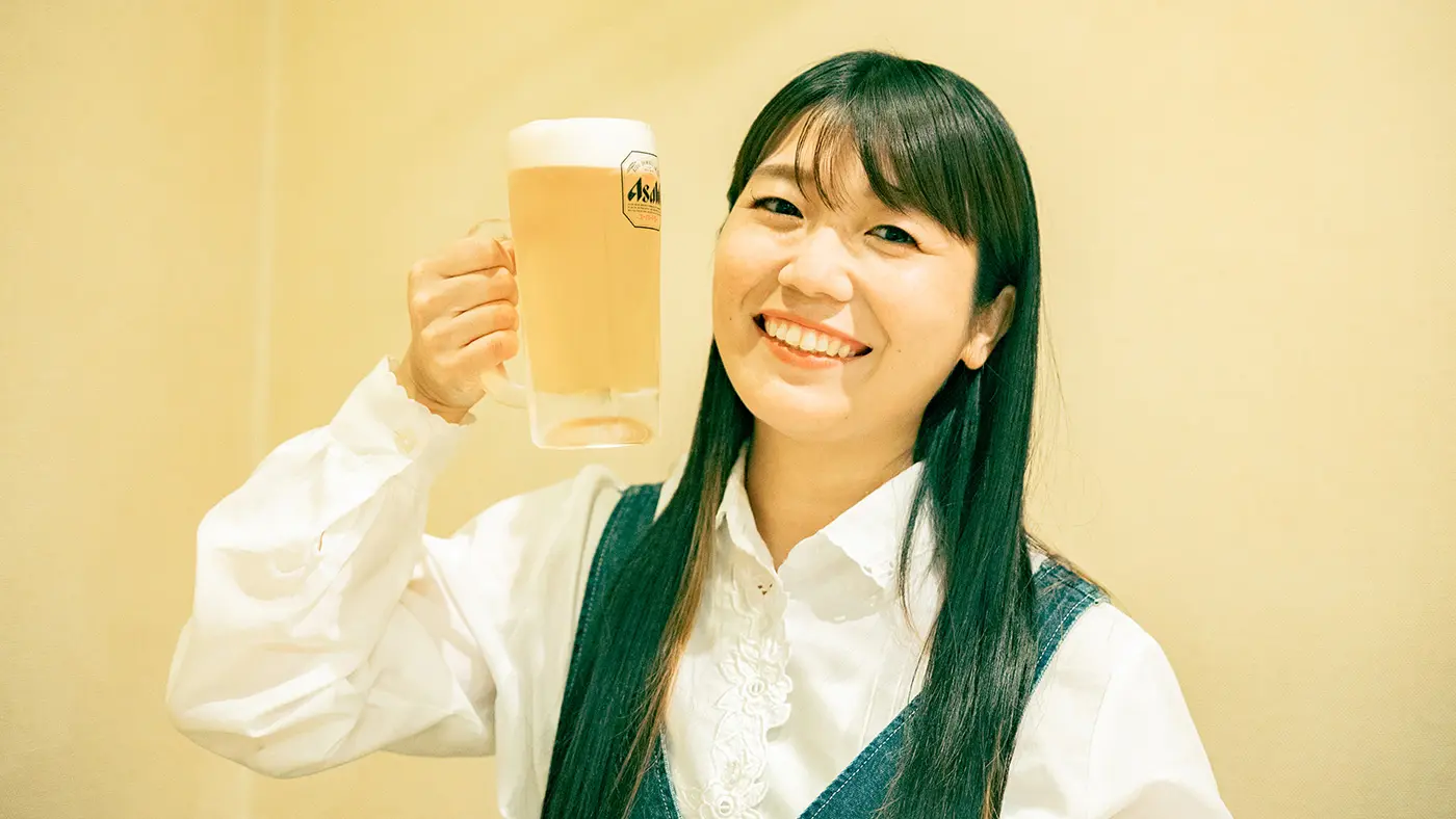 ビールを飲む福山さん