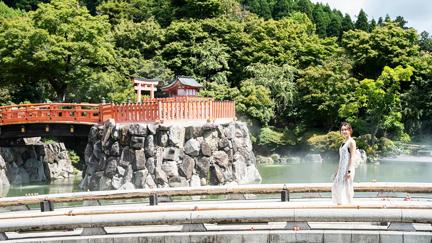 駐車場から山門を抜け、霧が立ち込める「お清め橋」を渡って境内へ進みます。