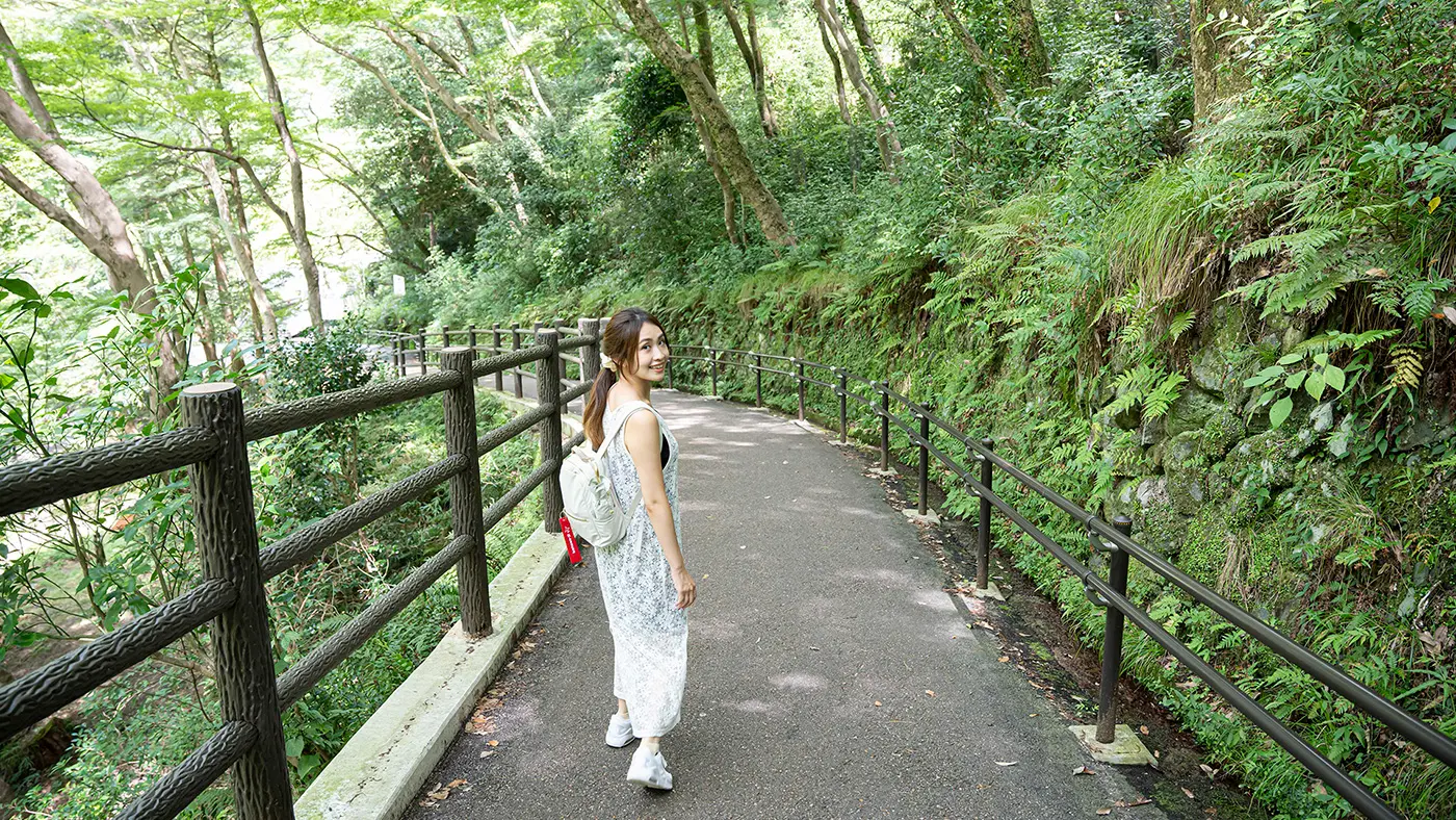 箕面きってのパワースポット「箕面大滝」を目指します。