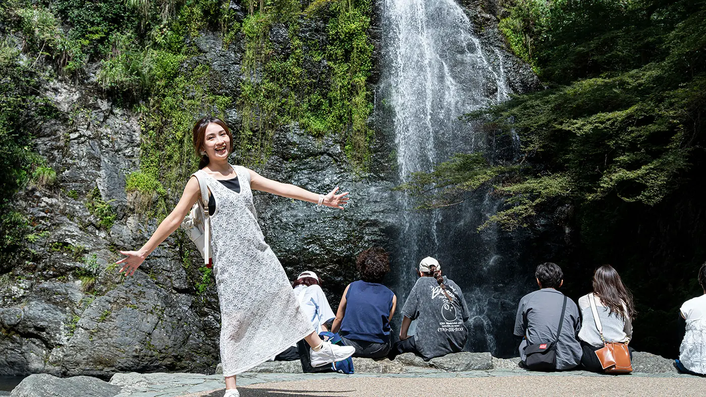 高さ約33メートルの岩壁から一気に水が流れ落ちる様子はとってもダイナミック！