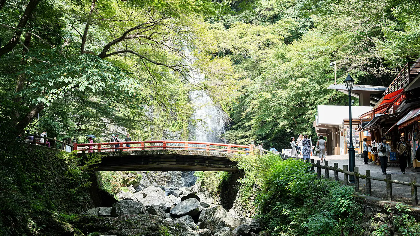 滝の周辺には売店が並び、ゆっくり休憩することができます。