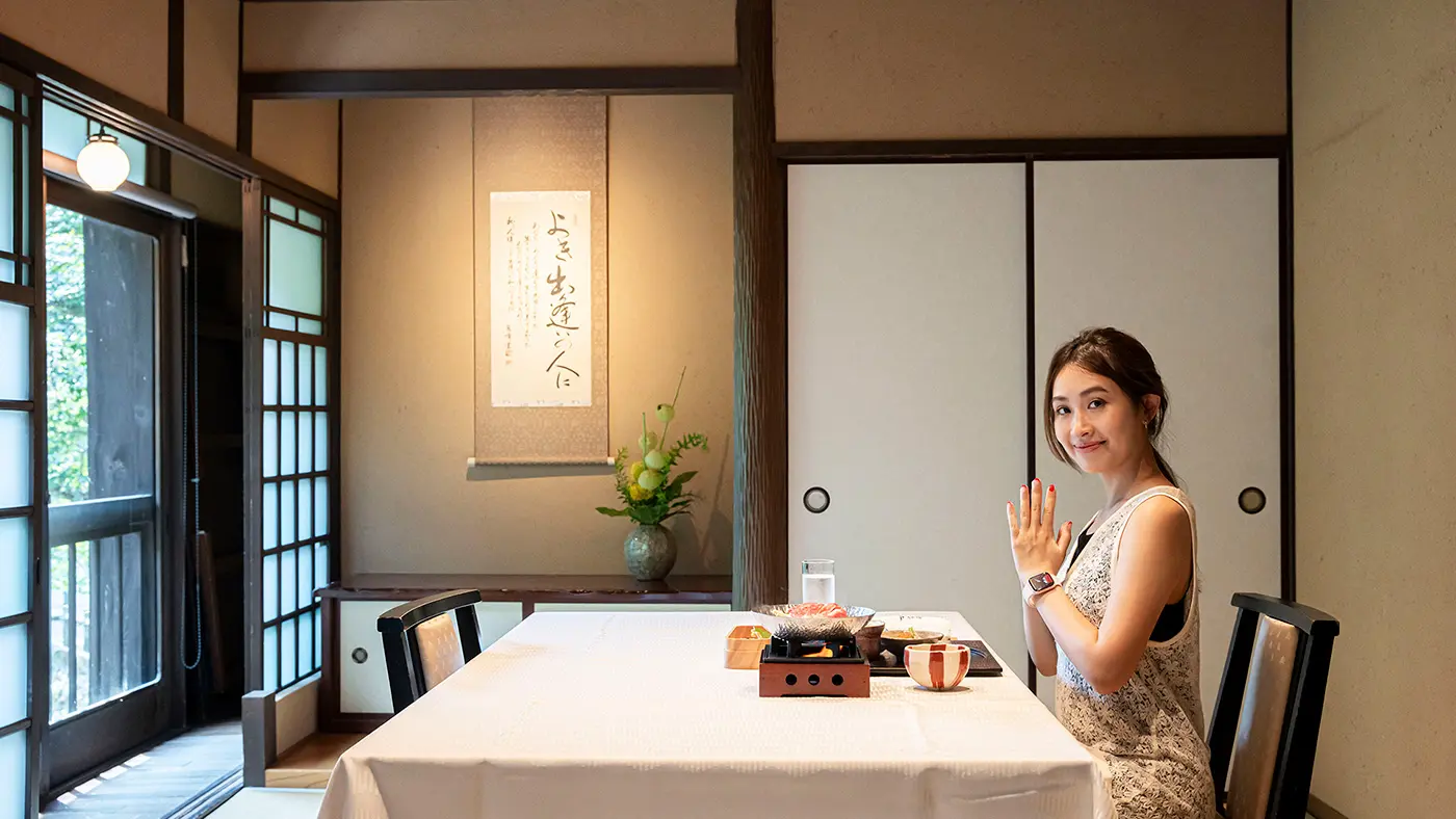 四季折々の滝道を臨む２階の「風の詩」に通していただきました。