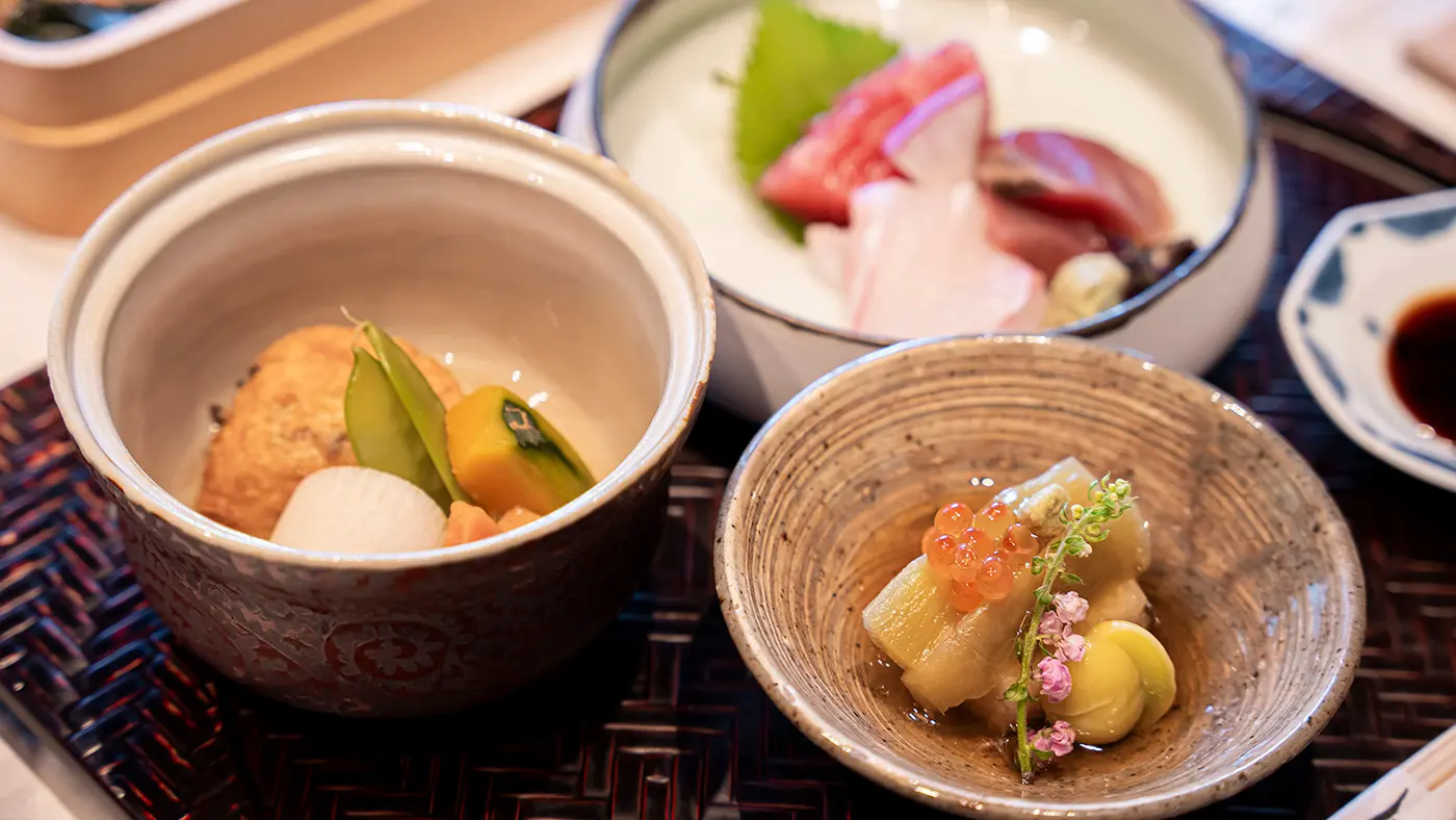 手前から反時計回りに、先付、向付、焚物