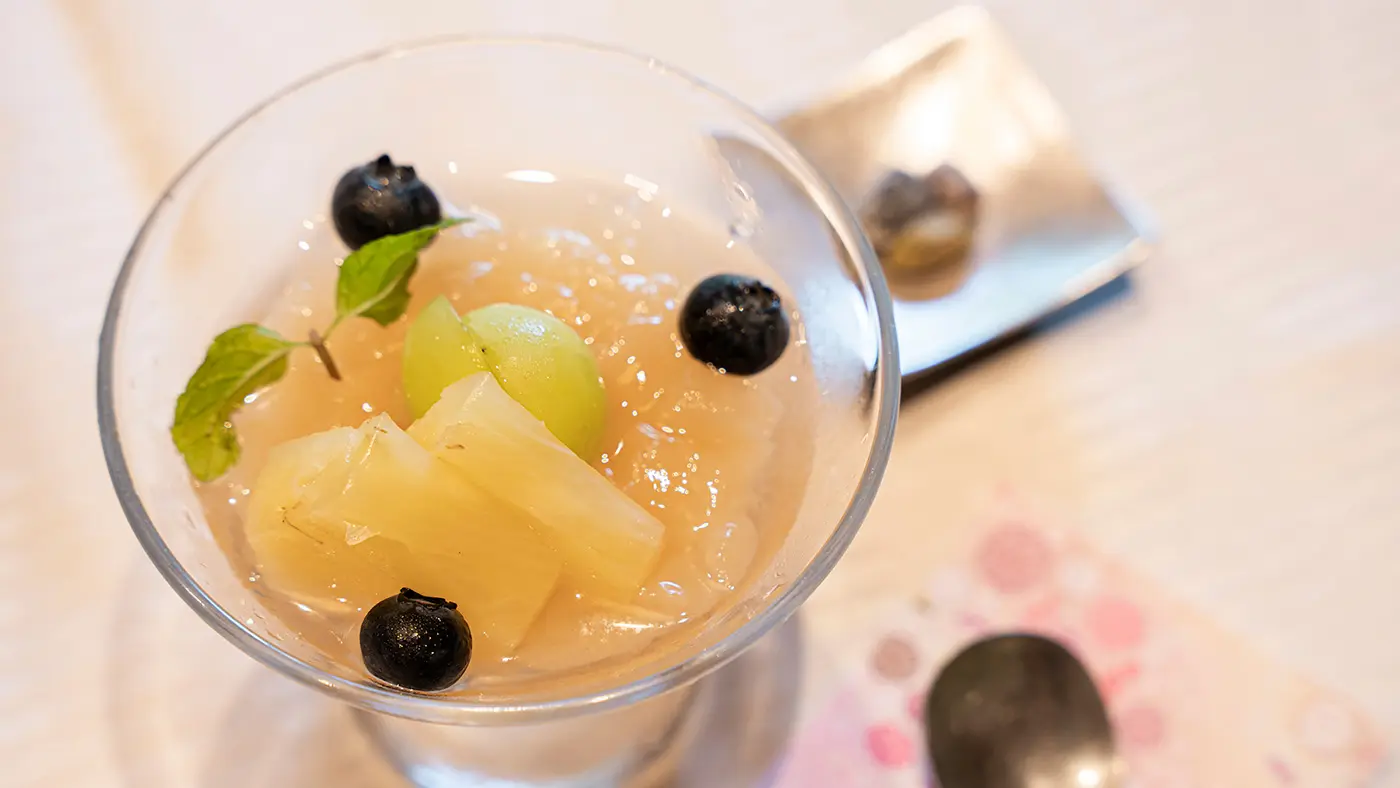 デザートは爽やかな甘さが広がる、季節の果実のジュレ