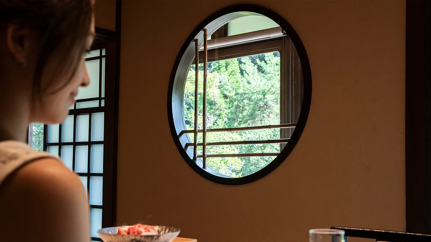 丸い窓からチラリと覗く風景もごちそう。