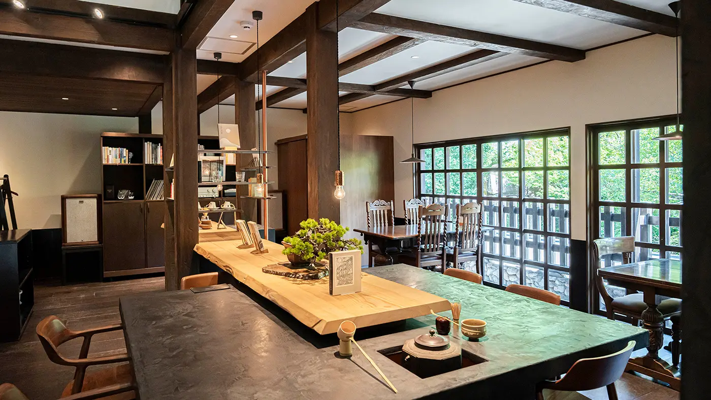 宿泊者専用のラウンジ「茶房」は、本とレコードとコーヒーが自由に楽しめる。