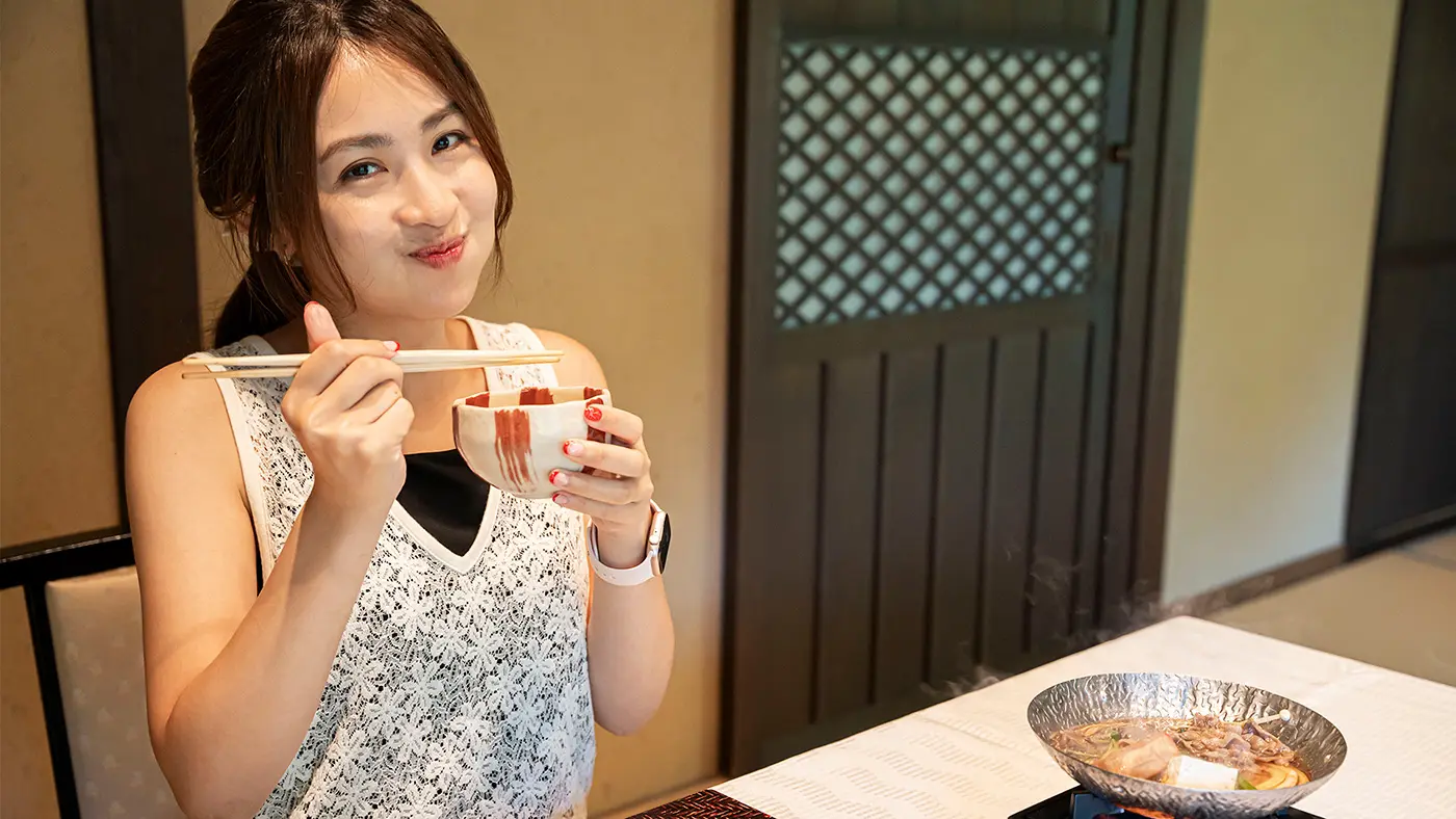 日本の四季を感じられるランチ懐石と趣きあふれる空間に、レイチェルさんはご満悦の様子。