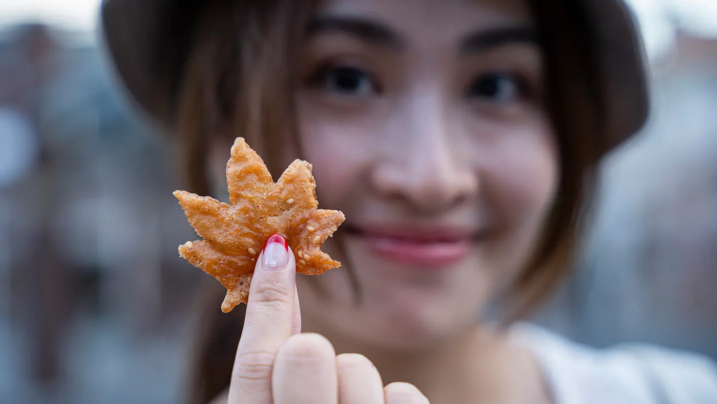 カリッと香ばしくてほんのり甘く、どこか懐かしい味のする「もみじの天ぷら」
