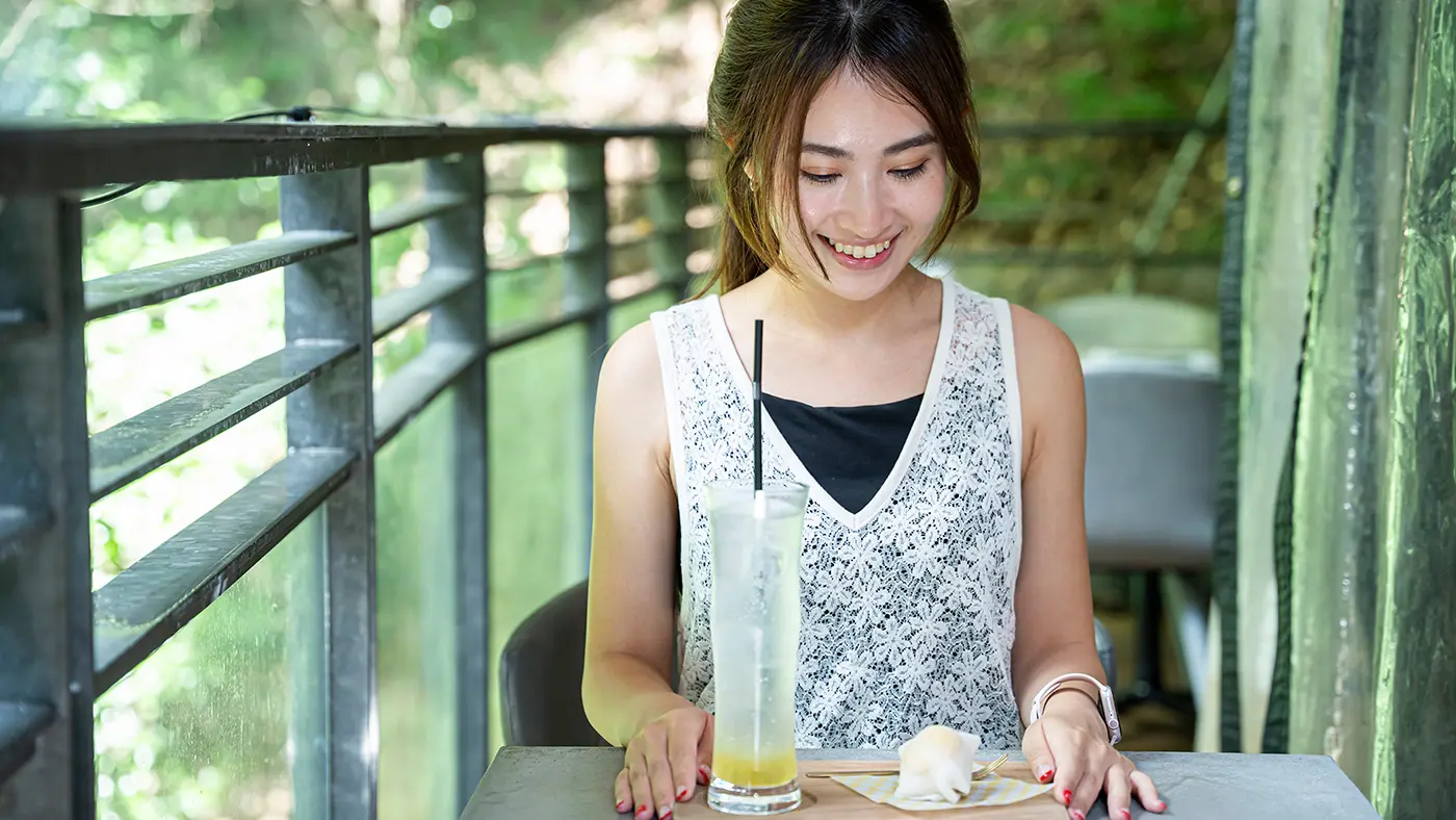 川床の席に座ってしばしのカフェタイム。