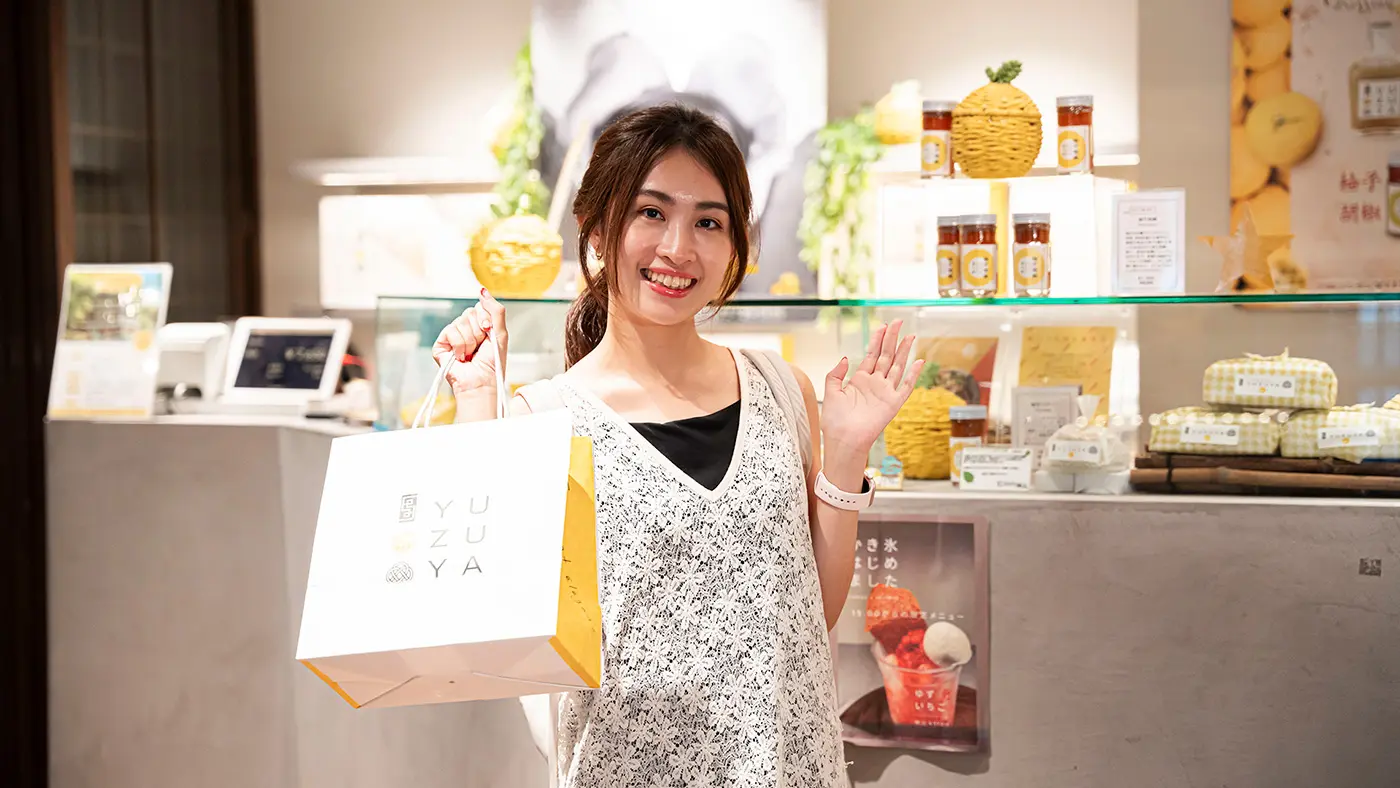 日持ちするお土産スイーツのほか、ドレッシングや柚子胡椒など、柚子を使ったオリジナル商品が勢揃い。