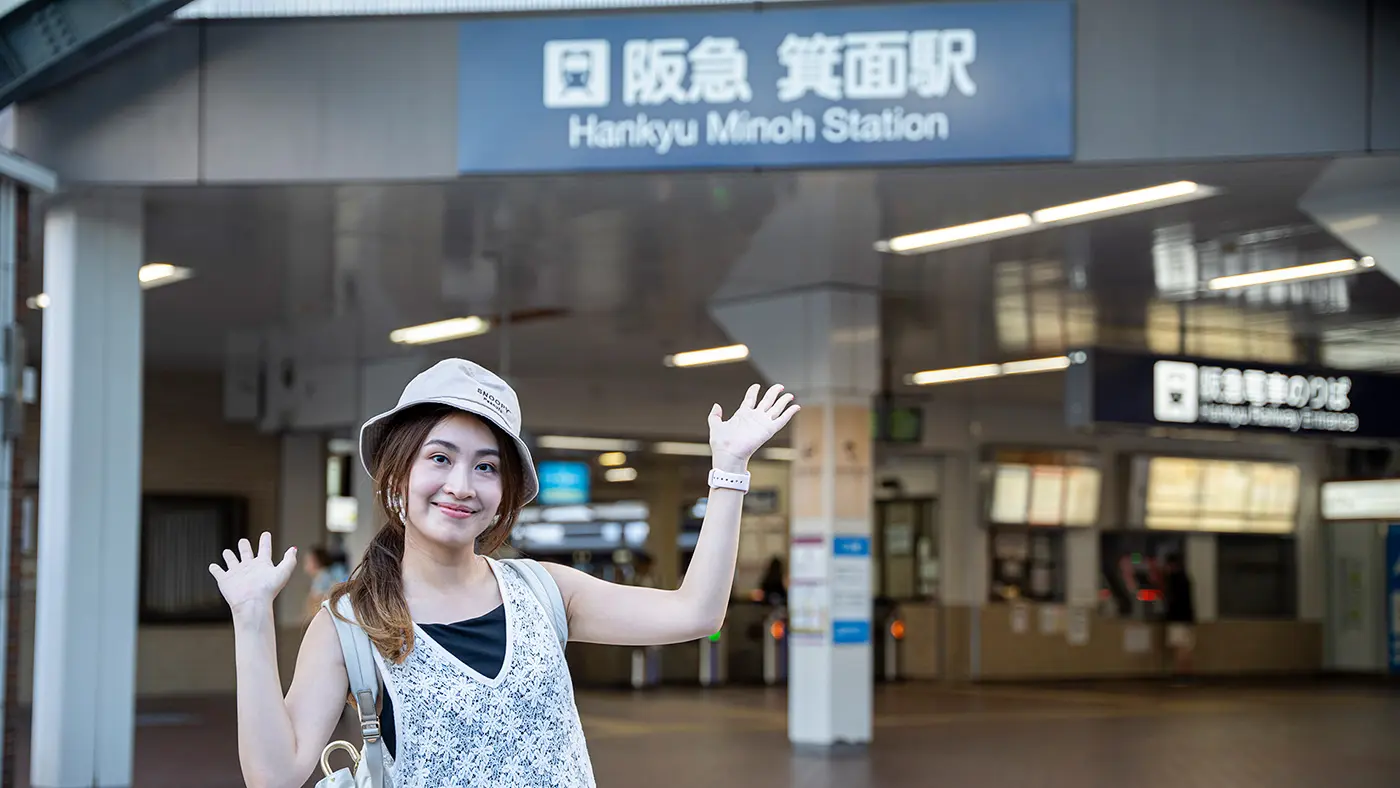 終着点の阪急箕面駅に降り立ったレイチェルさん。
