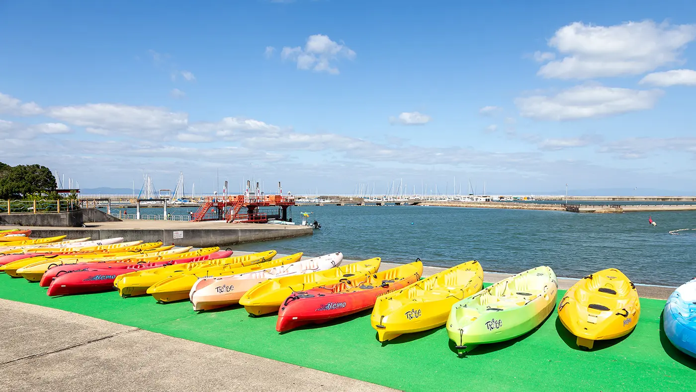 青い空と海をバックにカラフルなカヌーがずらり