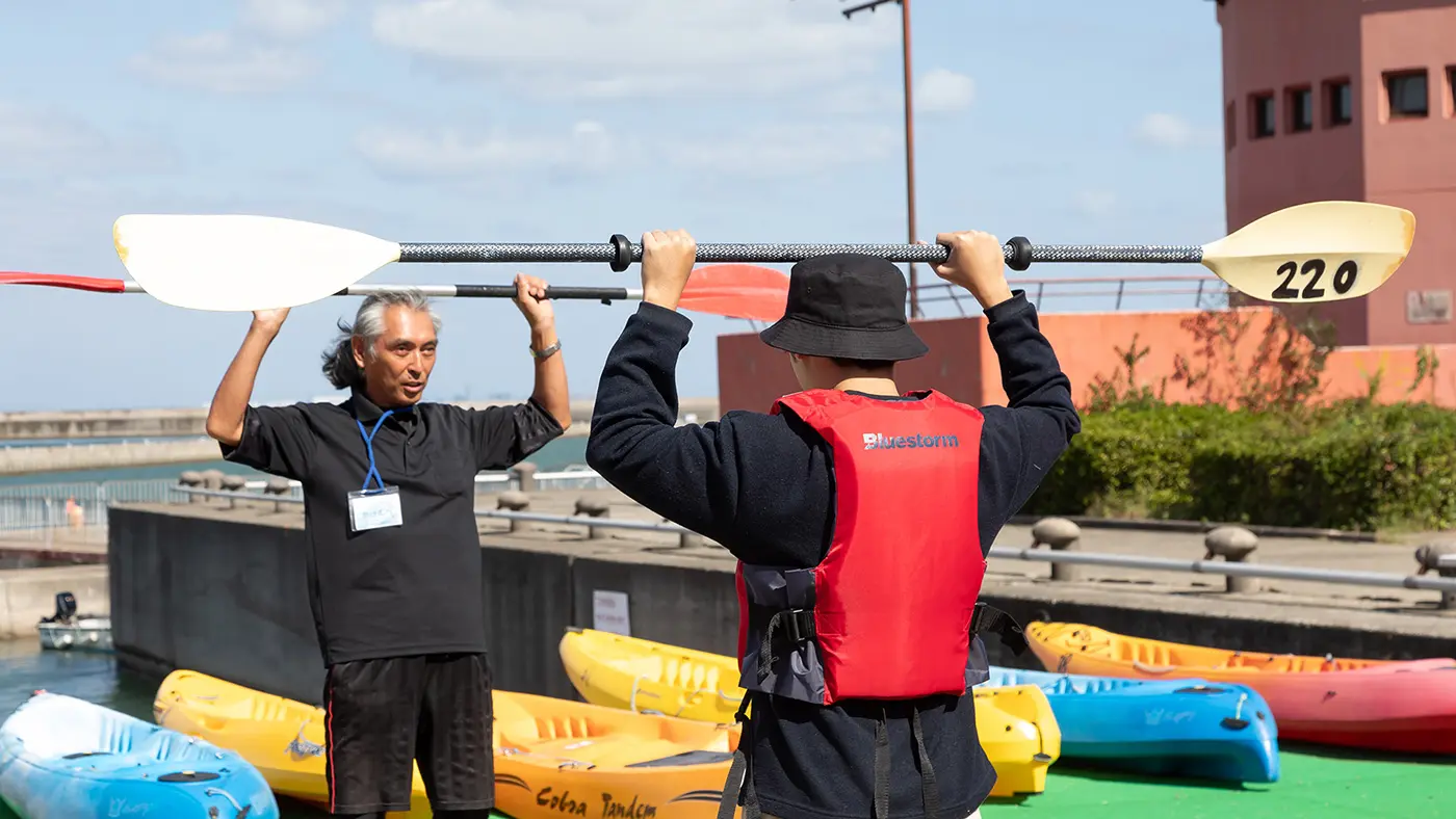 センターの職員が、オールの握り方から水のかき方までしっかり指導してくれます