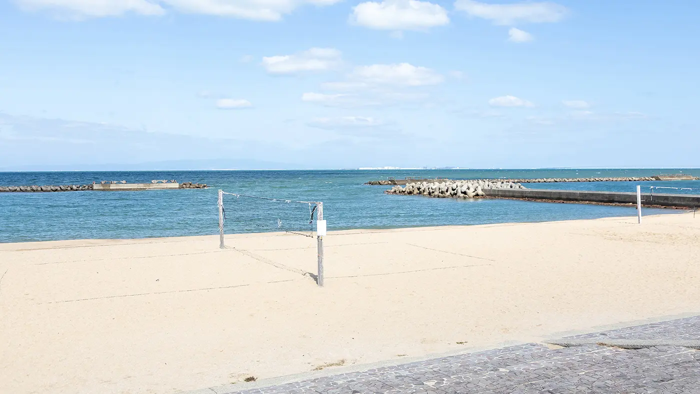 天気が良ければ関西国際空港と連絡橋、さらに明石海峡大橋まで見られる眺望の良さも魅力