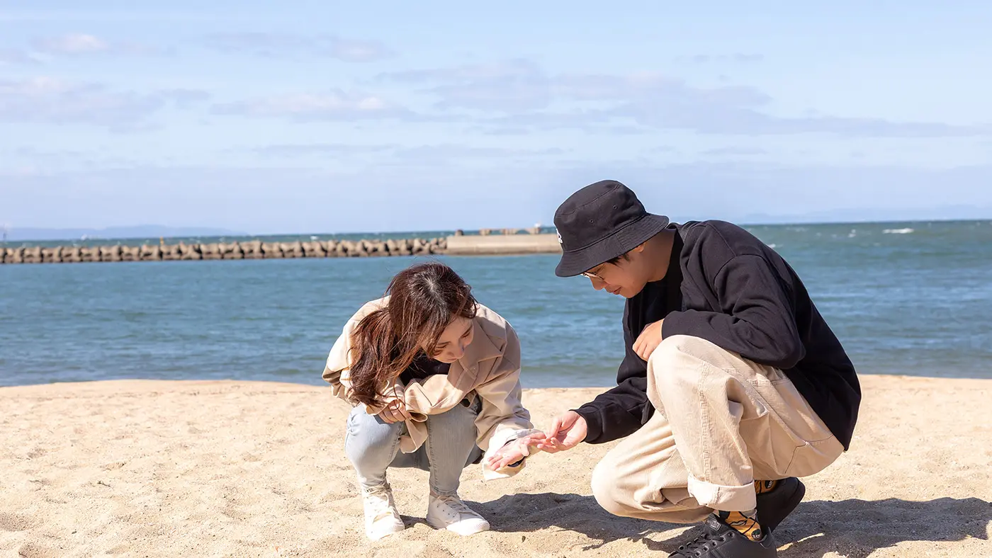 波打ち際を歩いたり、貝殻拾いを楽しんだり