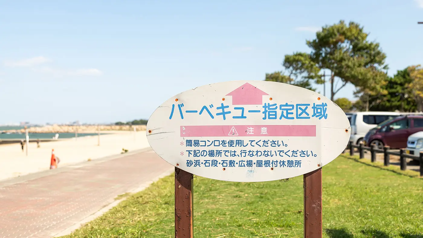 ビーチにはバーベキューができる区域が設けられています