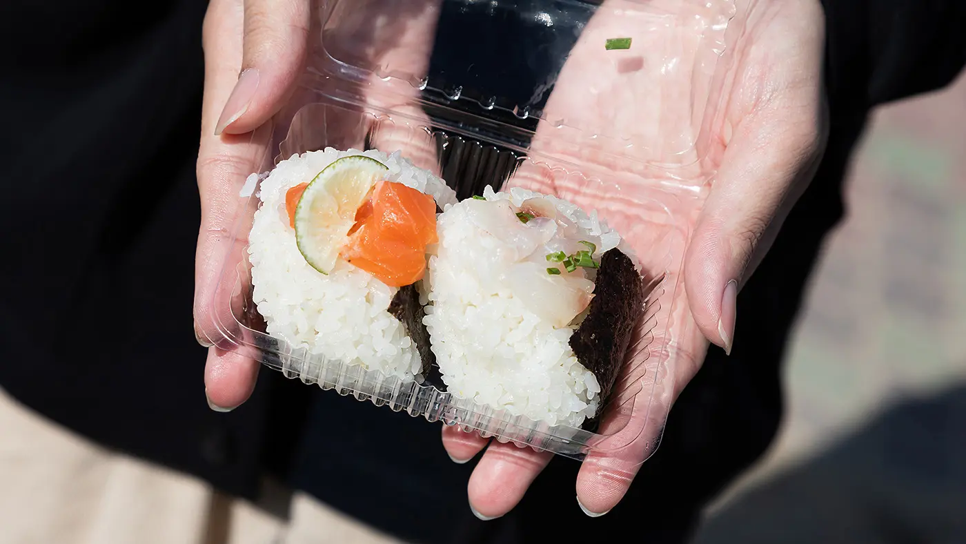 いちご屋は全国の日本酒を取りそろえ、お酒に合う発酵料理を提供しています