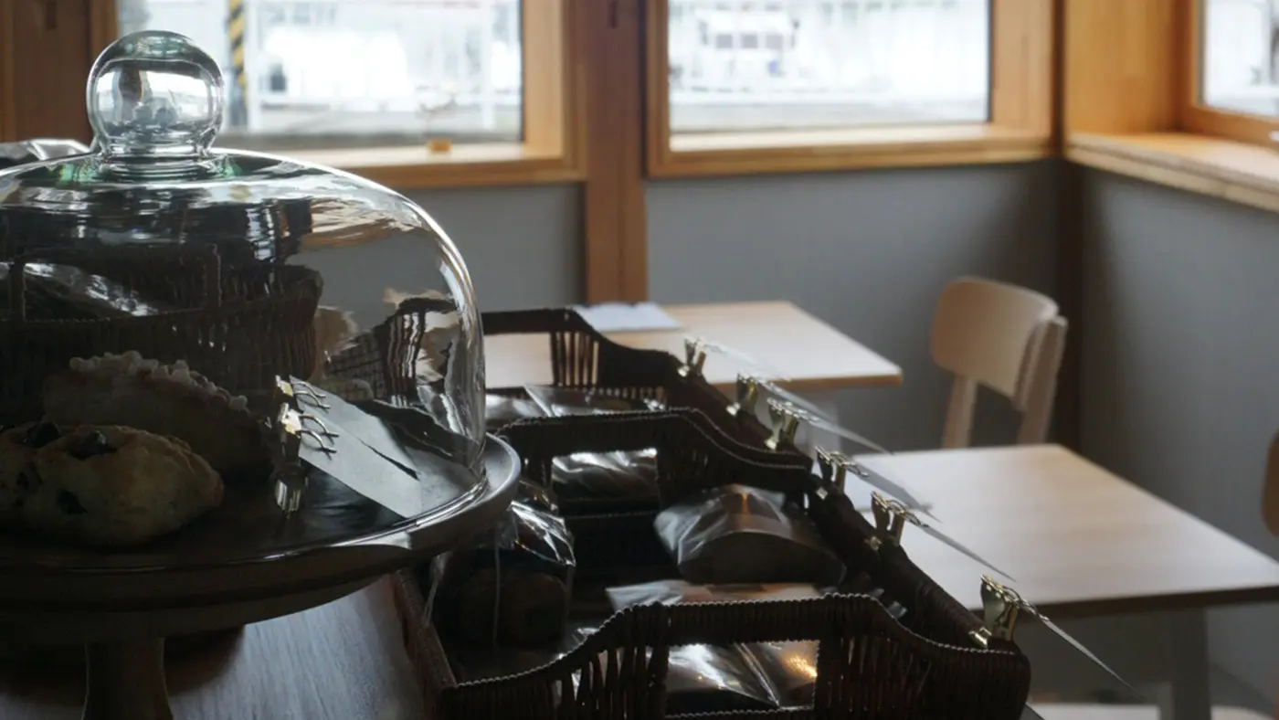 「DELI CAFE」は、港近くの古い蔵をリノベーションして2024年3月にオープン