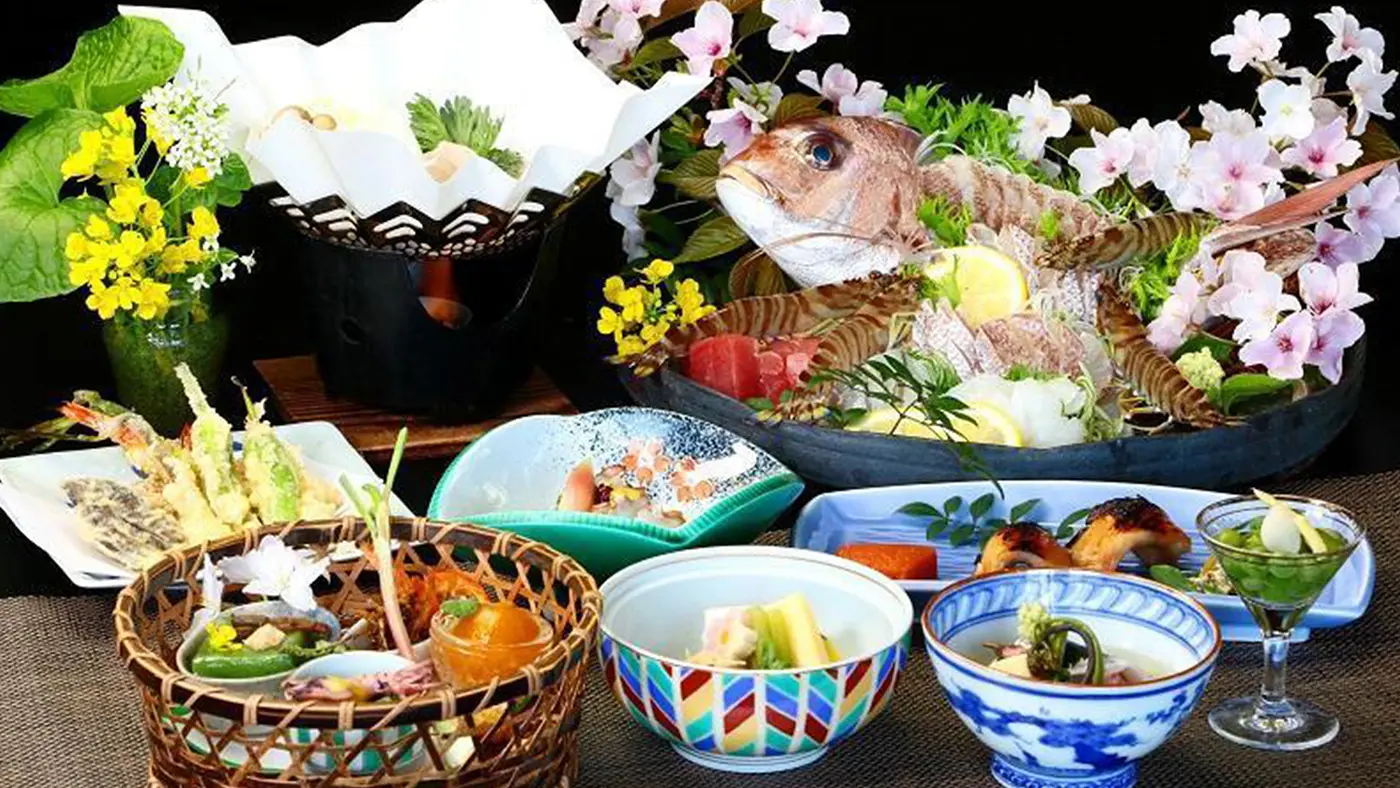 季節ごとに変わる、地元で採れた魚をふんだんに使った料理でもてなしていただけます