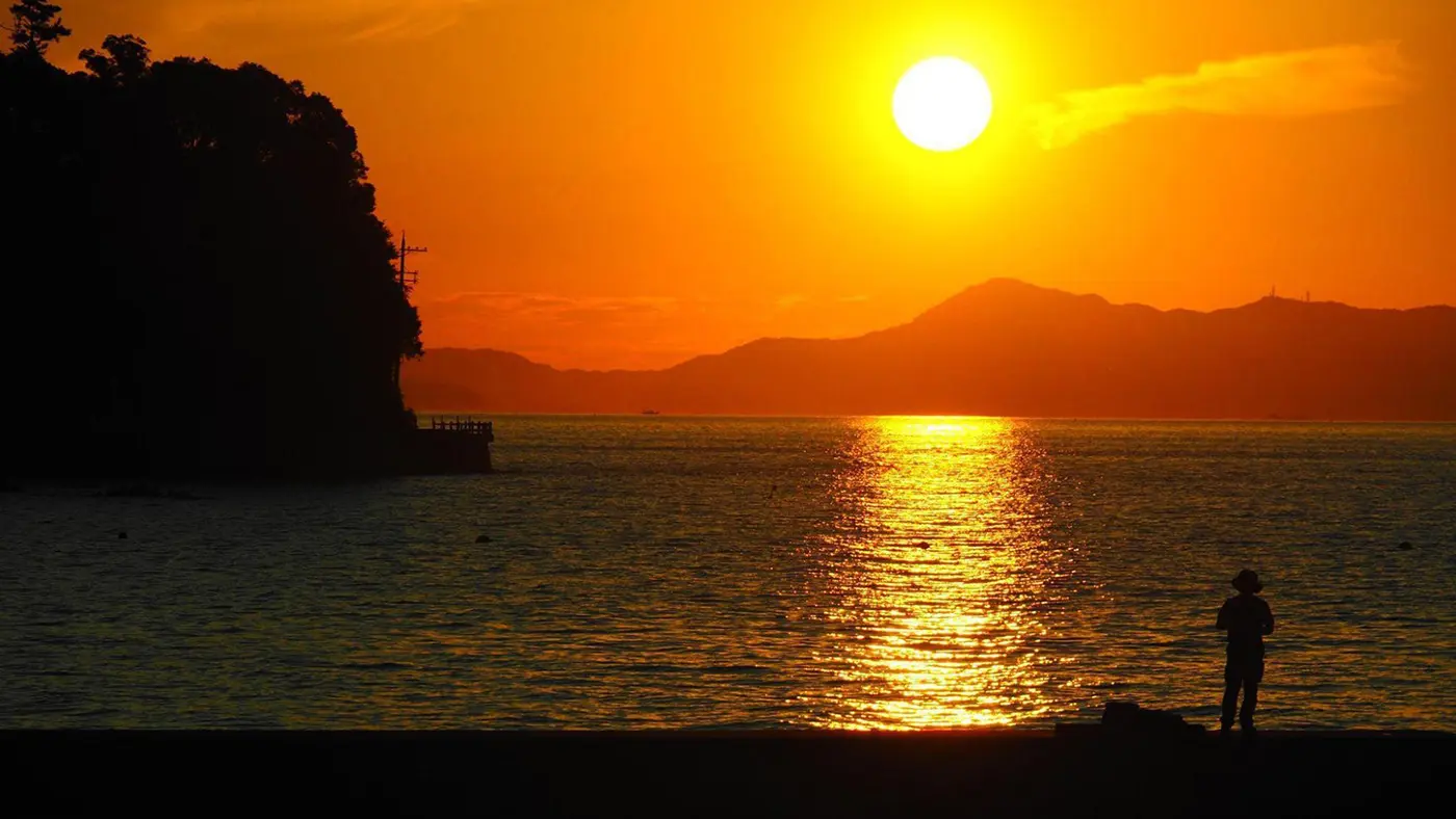 岬町の夕陽は「日本の夕陽百選」に選ばれており、中でも長松海岸からときめきビーチまでの一帯は夕陽スポットとして知られています