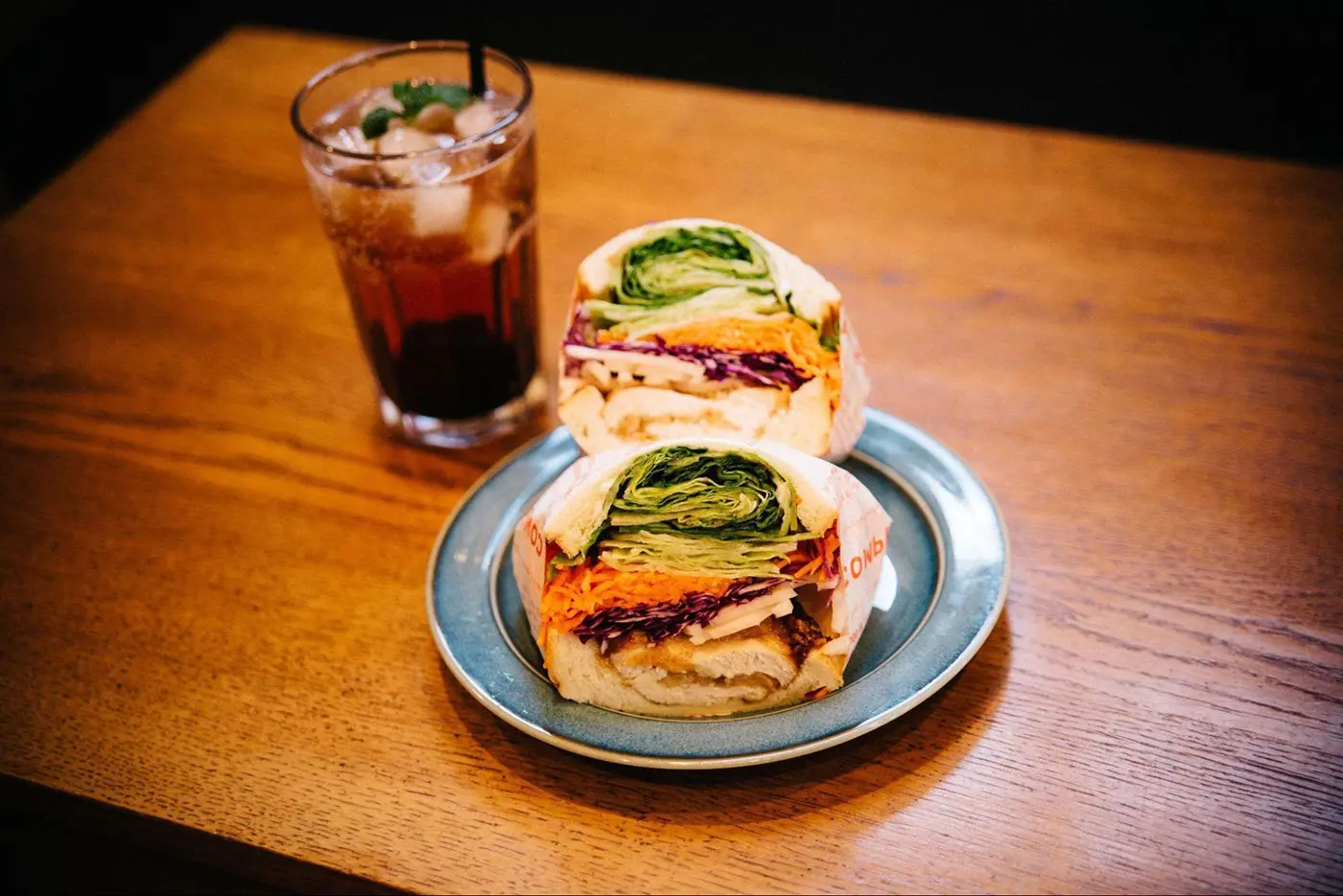 サンドウィッチ2つとドリンクのセット 1,200円（税込）。具材は日替わりのだし巻ききんぴらを、飲み物はベリーのティーソーダをチョイス