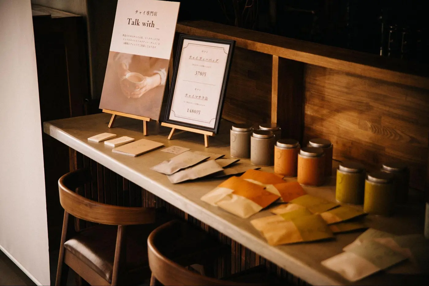 お隣りのチャイ専門店「Talk with _」では、4種類のブレンドのチャイが楽しめる