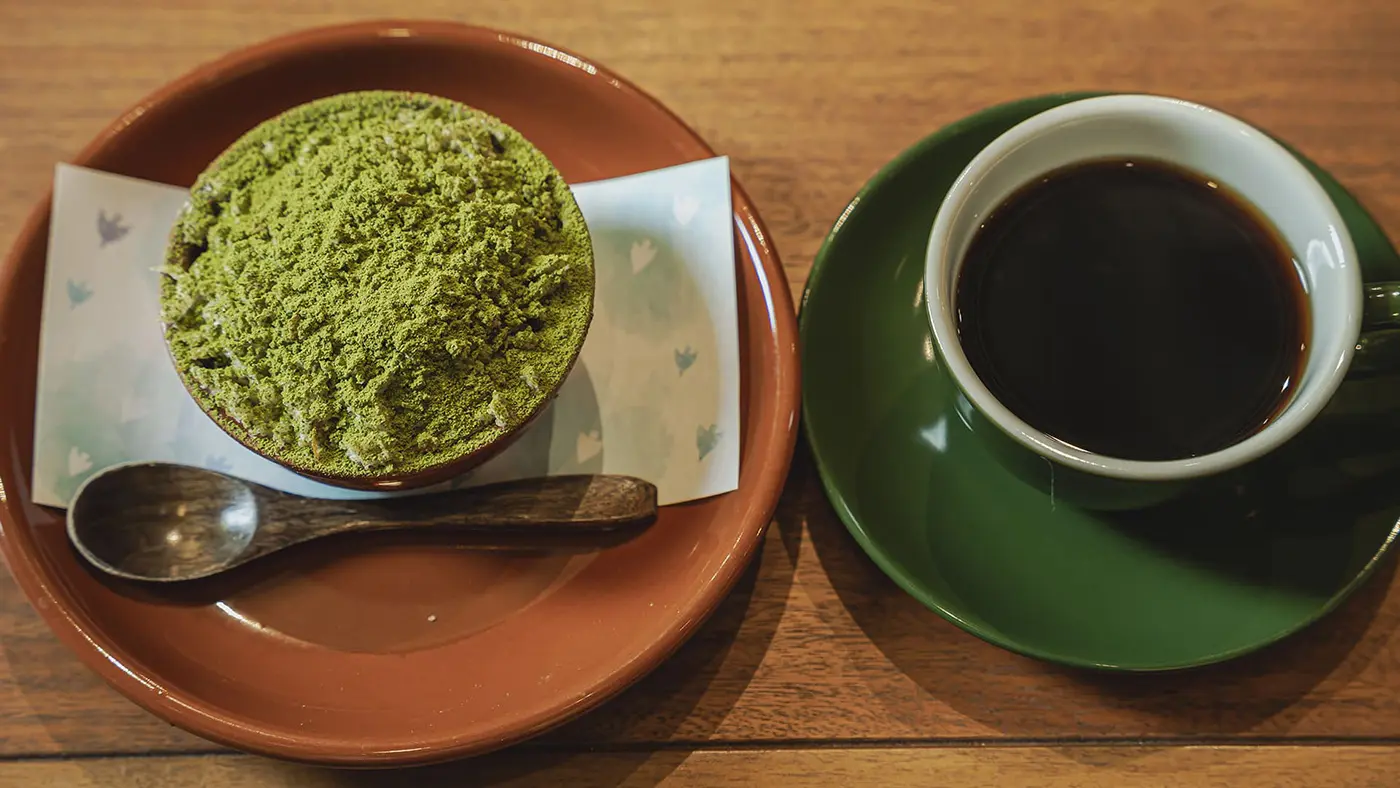 サクサクとしたフレークが入ったティラミスの上に、抹茶がたっぷりとかかった「苔玉風ティラミス」、オリジナルブレンドのコーヒー
