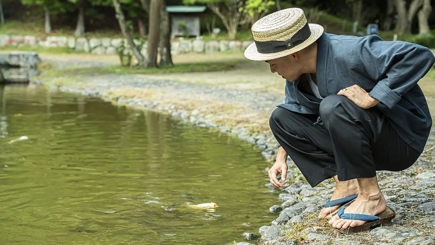 敷地内にある「虚空園」という美しい庭園では、気持ちよさそうに泳ぐ鯉の姿