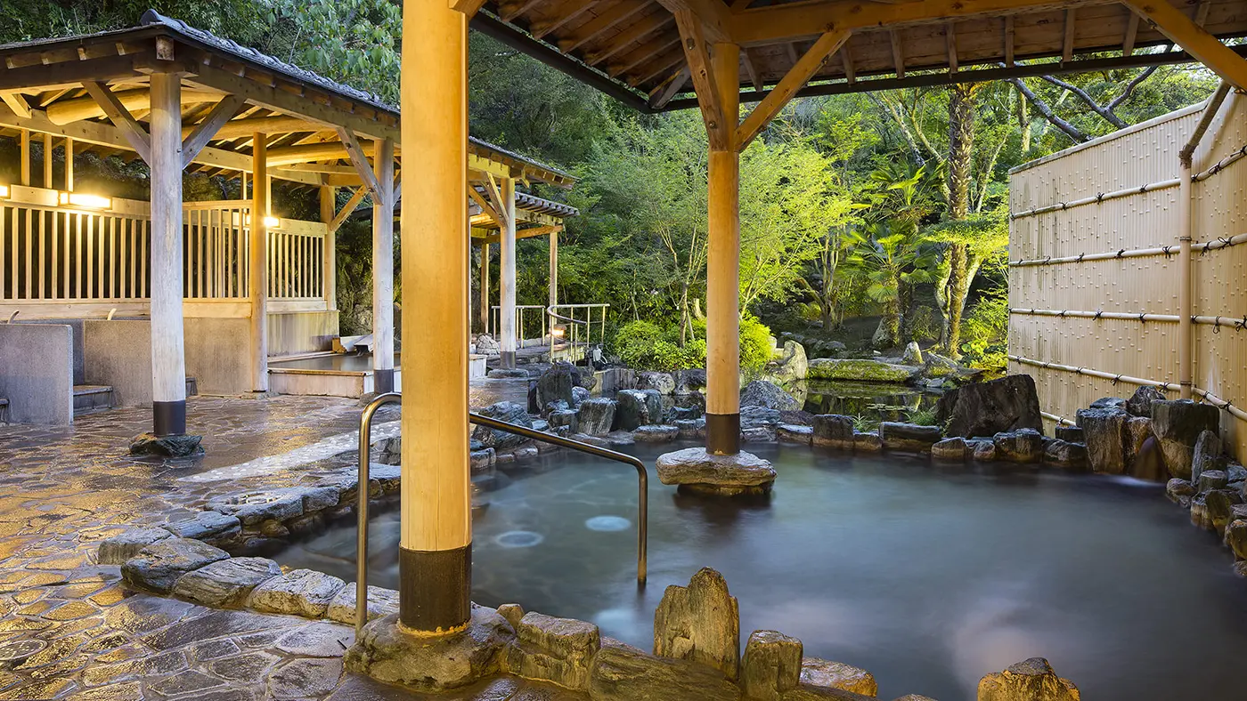 「伏尾温泉 不死王閣」の露天風呂