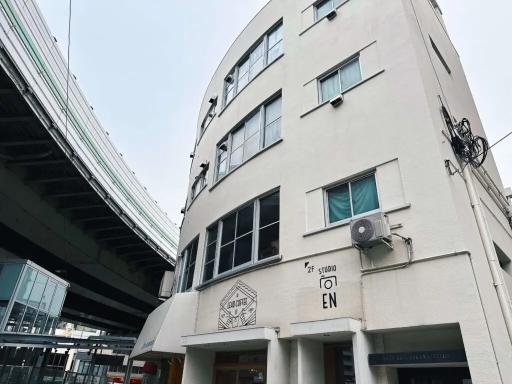 新桜川ビル（大阪市浪速区／1959年築）。扇型が特徴的な建築はリノベーションを経ていまなお現役