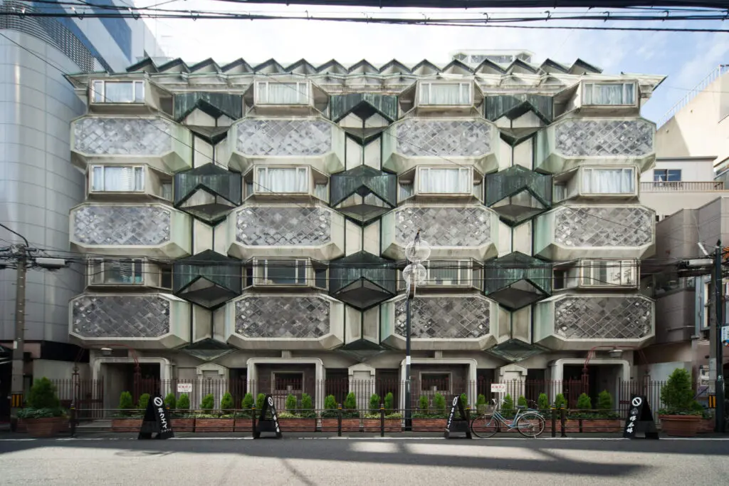 浪花組本社ビル（大阪市中央区／1964年築）。戦後も大阪を拠点に活動した村野藤吾の作品のひとつ（写真：西岡潔）