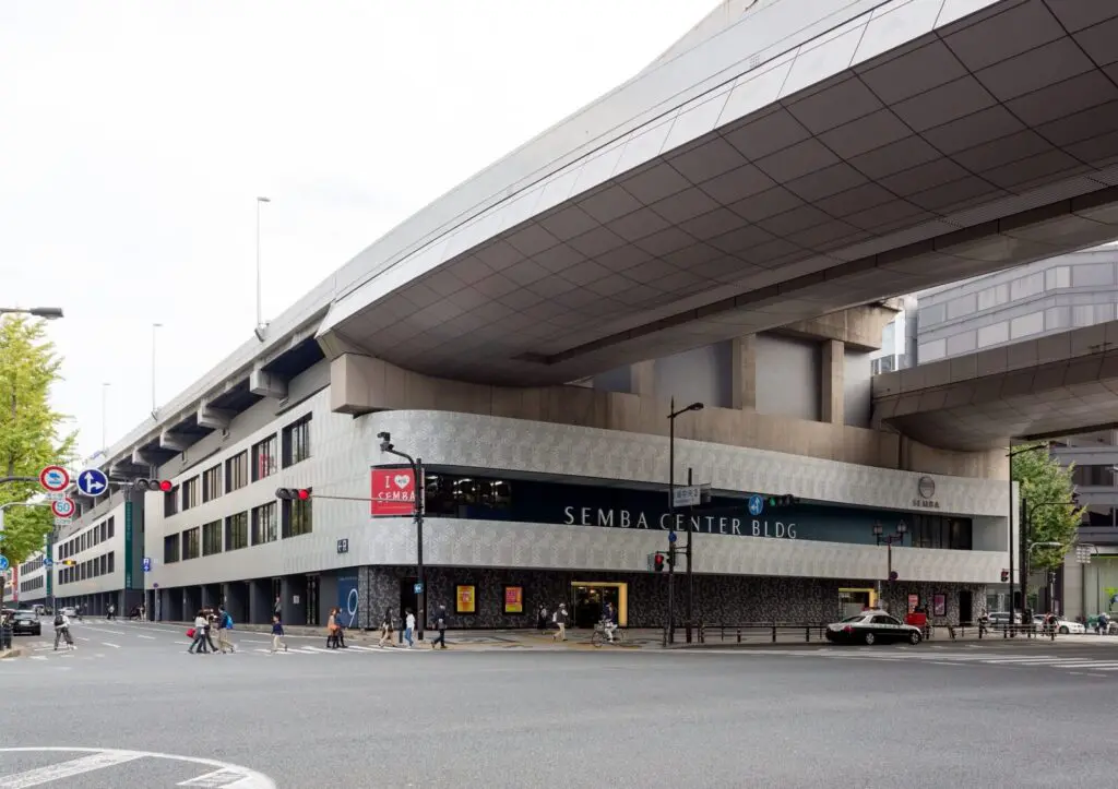 船場センタービル（大阪市中央区／1970年築）。阪神高速の直下の土地を活用し、10の建物で問屋街を形成（写真：西岡潔）