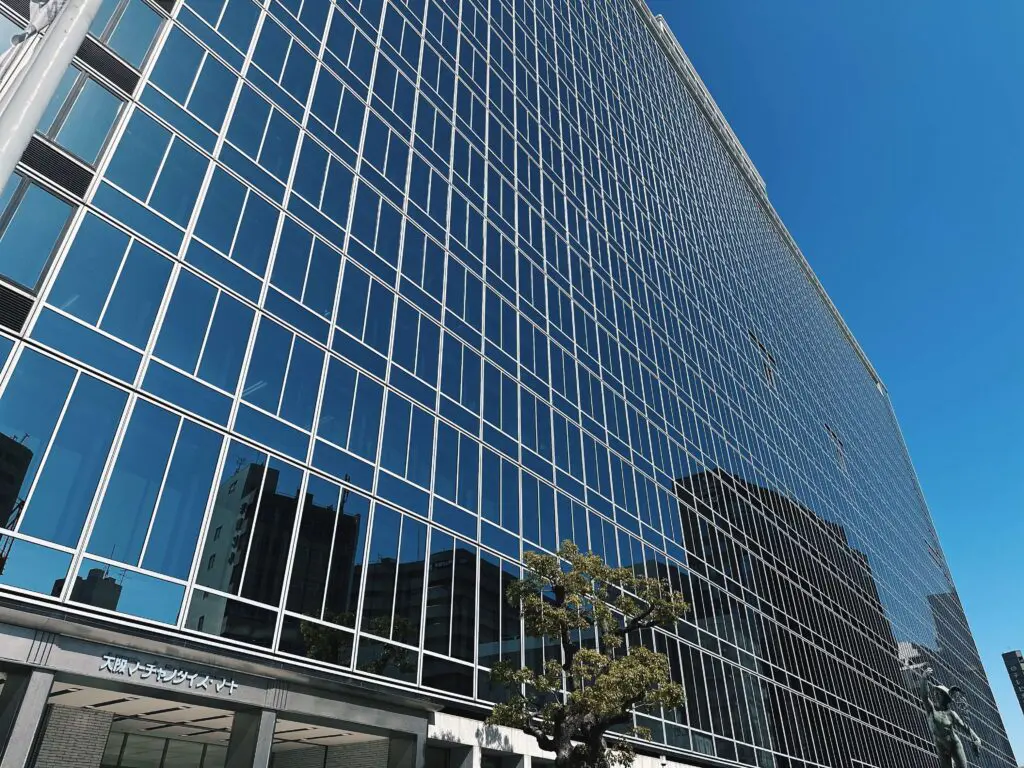 大川とは反対の南側からはカーテンウォールの威容を間近に感じられる