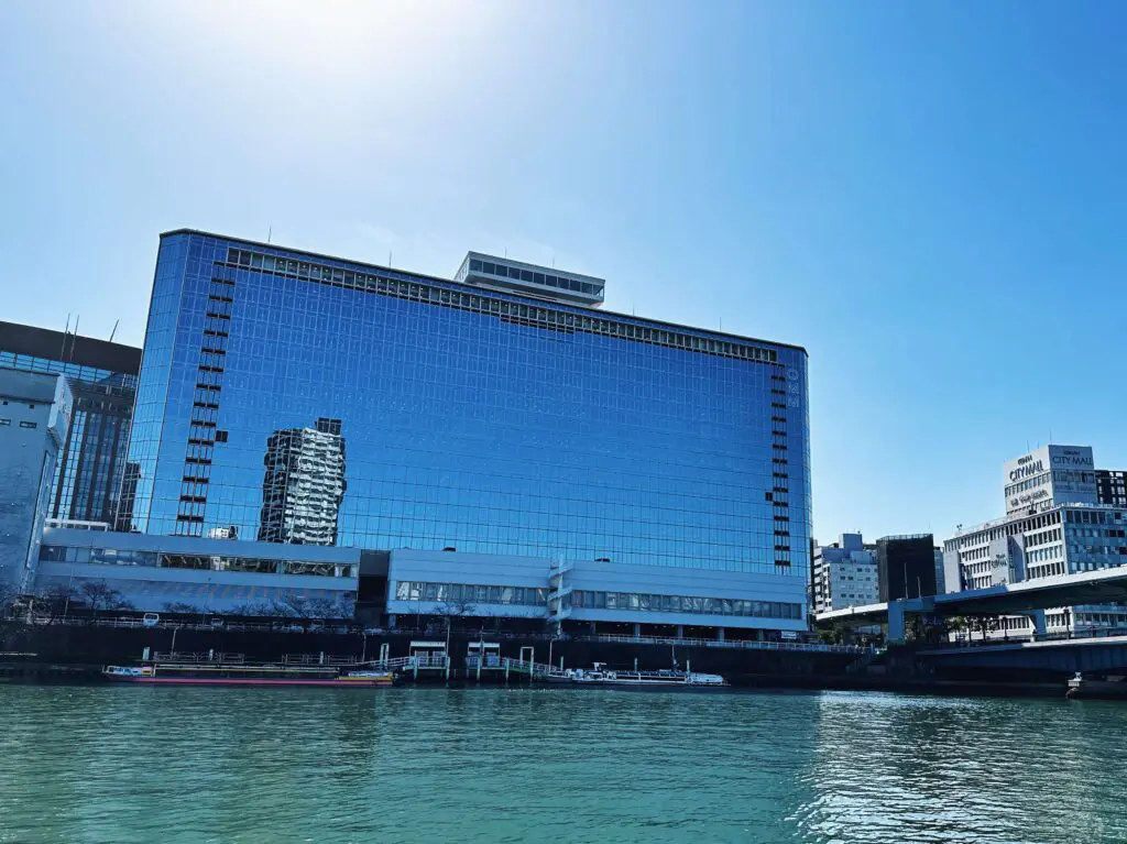 中之島に天満橋、地下から姿を現す京阪電車。抜け感のあるロケーションが、近年の超高層ビルとは異なり横方向に広がる量感を強調する