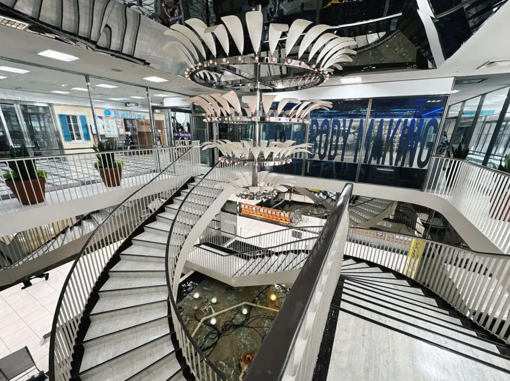 建設当時の日本の経済状況がしのばれる吹き抜け部分