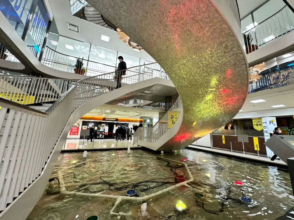 らせん階段の裏面をさまざまな色のライトが照らし出す