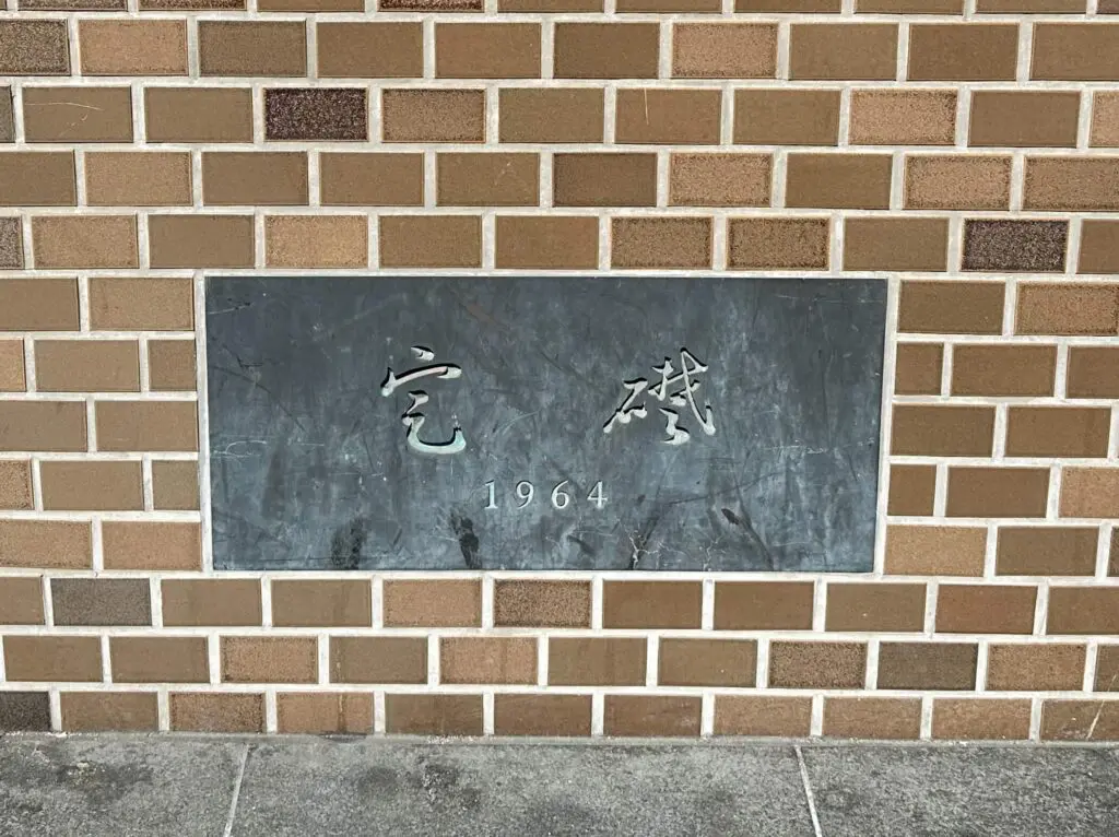 御堂筋のシンボルとしての歴史が刻まれた定礎石