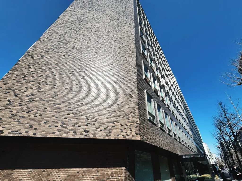 タイルは有田の窯元に特注したもの。釉薬のかかり方で個体差が出ていた時代のタイルを高岡さんは「工芸と工業製品の中間」と評する