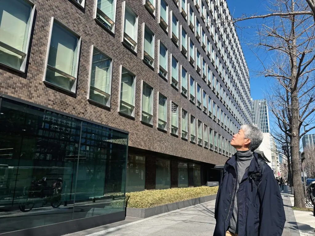 百尺制限を前提に床面積を確保すべく、1階部分がやや掘り下げられた構造になっているのも見どころ