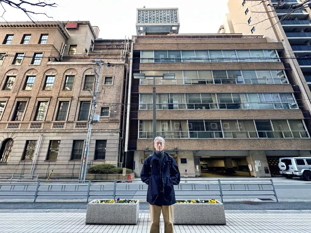 正面から見れば、本館と新館の対比と調和がよく分かる