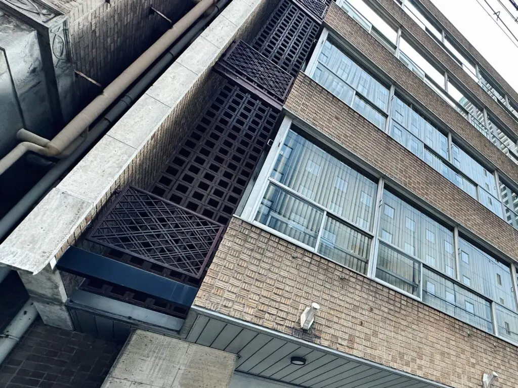 上下で高さと切り分けの違うサッシが特徴的なプロポーションを生む