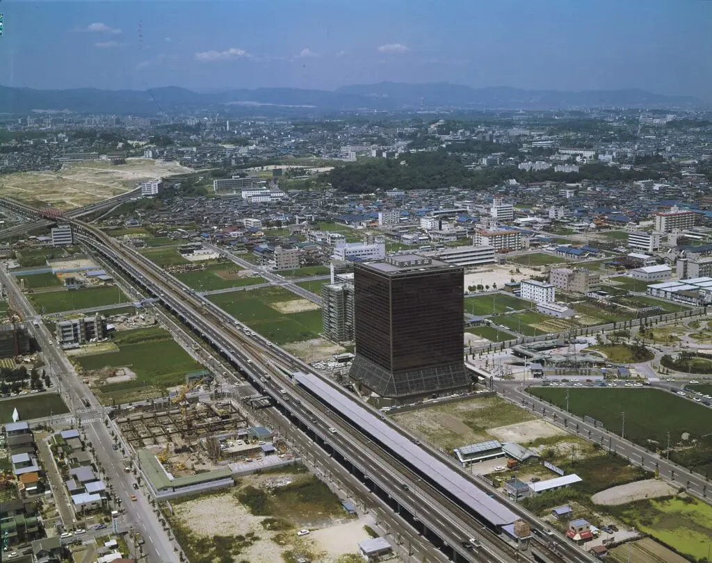 1972年、竣工直後の大同生命江坂本社ビル（当時）と周辺の様子（写真提供：大同生命保険株式会社）