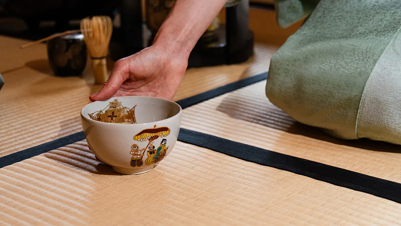 選ばれた抹茶茶碗は、渡来した「南蛮人」が絵付けされたもの。