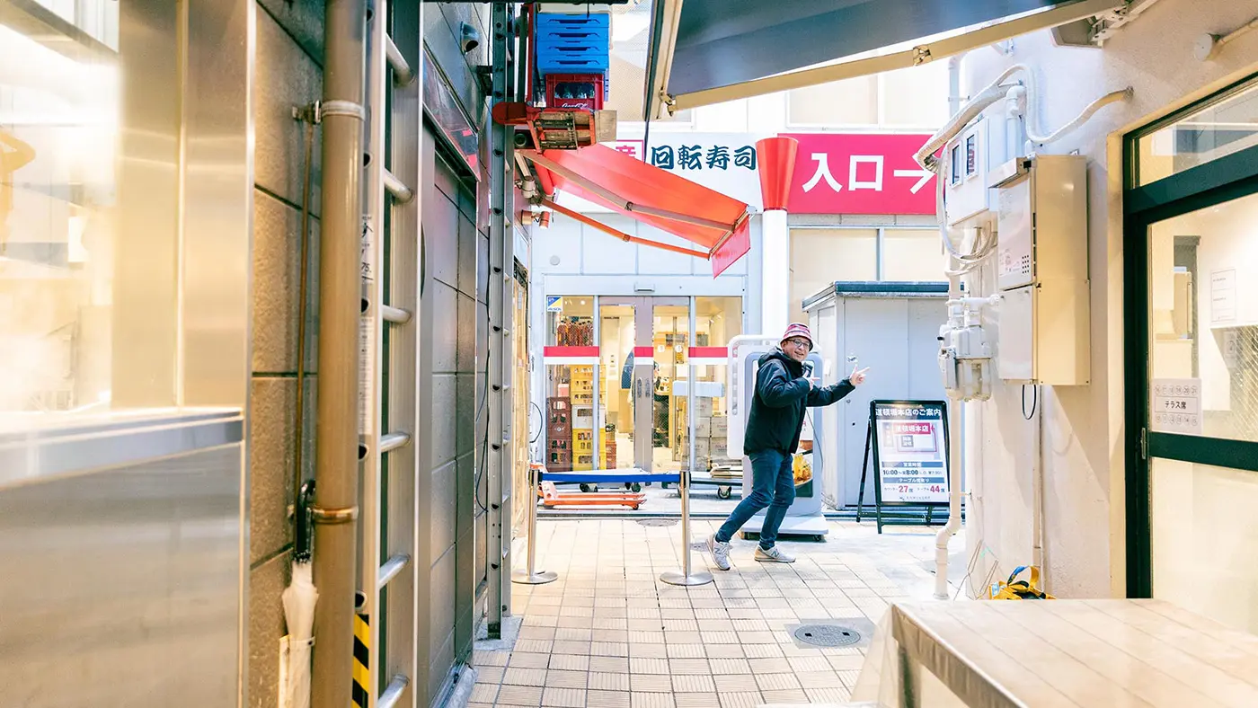 「大阪人でも1号店である道頓堀本店の場所を知らない人が多いのでは」と案内されたのは、千日前商店街にたたずむ千日前店の隣に伸びた細い路地。