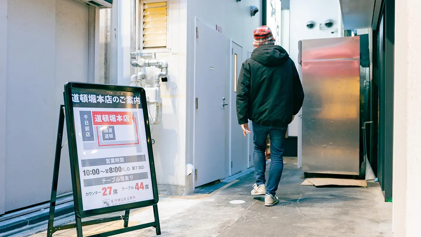 路地を奥へと進んでいくと、店内に続く扉が登場！