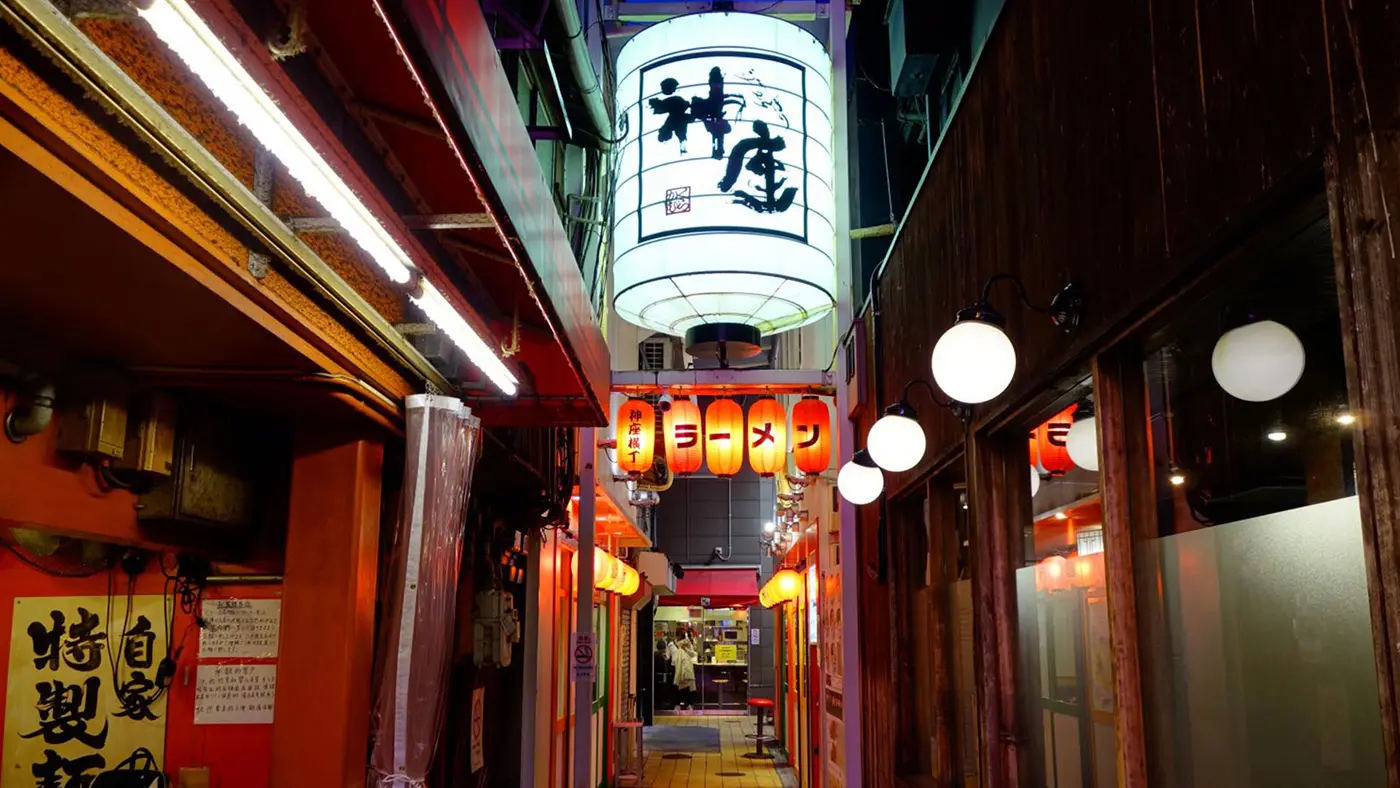 リニューアル前の神座横丁の様子。奥に千日前店、右手に本店である道頓堀店があります。